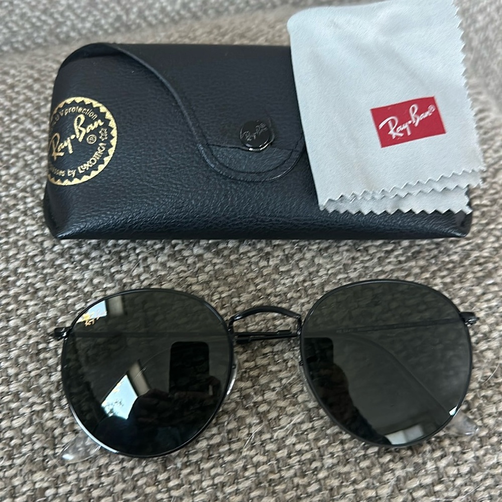 New Rayban round frames in black. Style RB3447